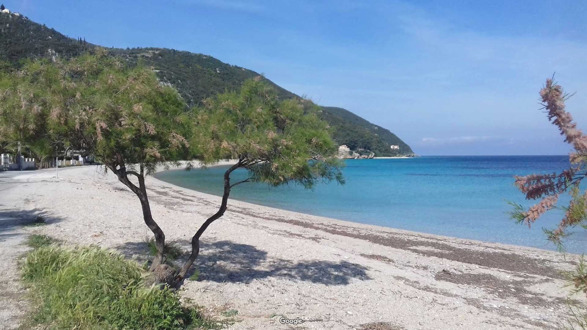 Beachfront properties along Agios Ioannis in Lefkada, ideal real estate.